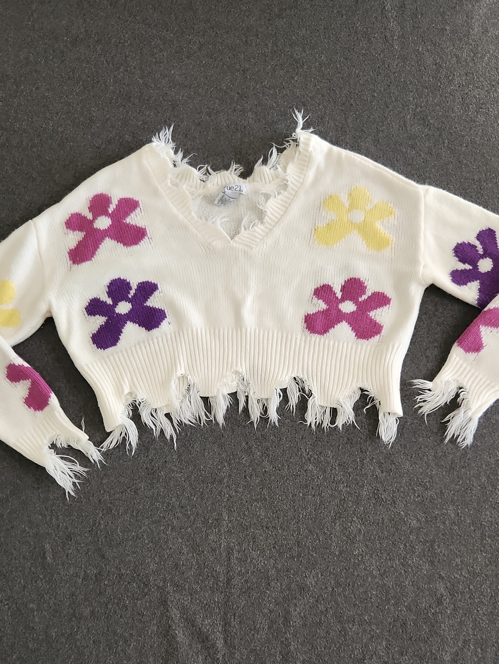 Rue21 White V‑Neck Cropped Sweater Purple & Yellow Floral Motif Womens XS Frayed